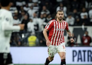 Estudiantes evalúa sumar un defensor para la semifinal de la Libertadores