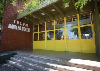 Estudiantes saltan del primer piso tras una explosión en una escuela de Santa Fe