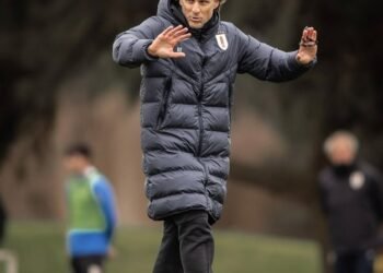 Forlán explica la ausencia de Suárez en la selección uruguaya: «fue más decisión de él»