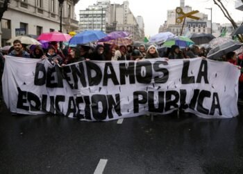 Gremios universitarios convocan a un paro de 24 horas tras fallido acuerdo salarial