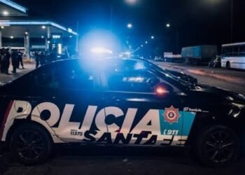 Hombre intenta asesinar a su pareja y luego se entrega a la policía