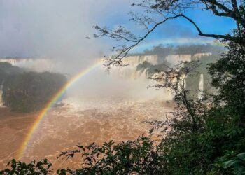 Iguazú: el parque nacional argentino permanece abierto a pesar de la crecida en Brasil
