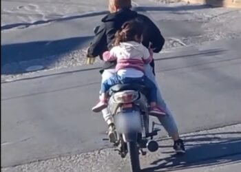 Imprudencia al volante: mujer conduce moto con cerveza y su hija sin protección