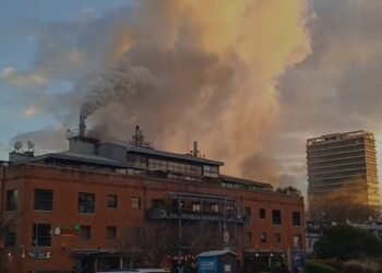 Incendio en ‘Siga La Vaca’: evacuación y dos personas atendidas en Puerto Madero