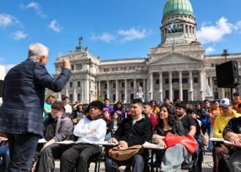La UBA se moviliza: clases públicas en Plaza de Mayo por financiamiento universitario