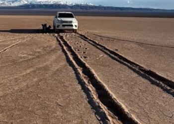 La camioneta atrapada en Pampa de Leoncito sigue sin ser retirada un mes después