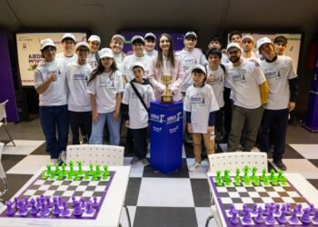 La campeona Candela Francisco brilla en el Subte con la Copa Emova