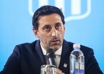 La crisis de Racing: Milito enfrenta el descontento de los hinchas tras otra derrota