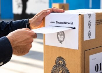 Milei y el peronismo empatan en intención de voto para 2027, según encuesta