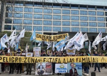 Movilización de Libres del Sur al Congreso por familias endeudadas