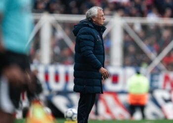 San Lorenzo evalúa el futuro de Pipo Gorosito tras la caída ante Instituto