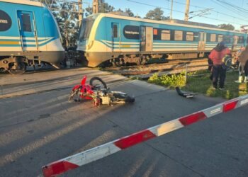 Trágico accidente en City Bell: un joven motociclista pierde la vida al ser atropellado por un tren