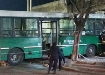 Trágico accidente en Temperley: un colectivero muere tras chocar contra una casa