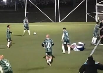 Un jugador agredió a un juez de línea en un partido de la Liga Senior: sanción de por vida