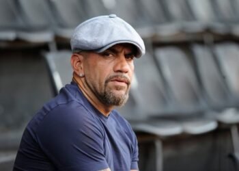 Verón arremete contra el árbitro tras la caída de Estudiantes frente a Rosario Central
