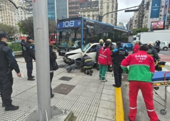 Accidente en Recoleta: un auto y un colectivo chocan, dejando dos heridos