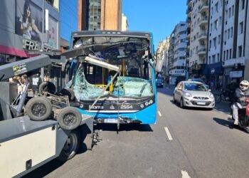 Accidente en el microcentro: cinco heridos tras choque entre colectivo y grúa