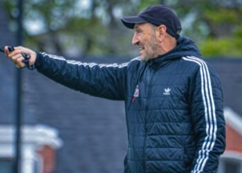 Deportivo Riestra busca nuevo rumbo tras la renuncia de su DT