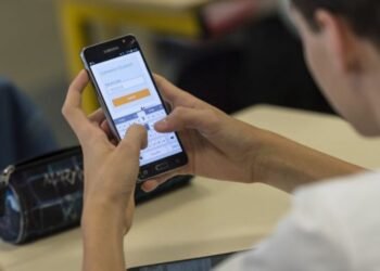 El Colegio Nacional de Buenos Aires prohíbe el uso de celulares en las aulas
