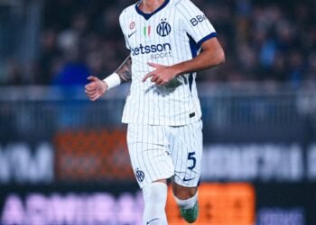 El Inter se impone al Venezia y alcanza la cima de la Serie A
