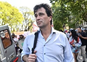 Gabriel Solano denuncia a Javier Milei por encubrir la fuga de Flávio Bolsonaro