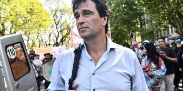 Gabriel Solano denuncia a Javier Milei por encubrir la fuga de Flávio Bolsonaro