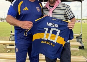 Messi eligió la camiseta de Boca en la Messi Cup, según Giunta