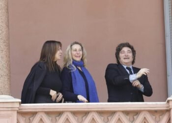 Milei saluda a jóvenes desde el balcón con un divertido ‘six seven’