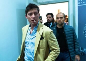 Oposición exige explicaciones al Gobierno por la fuga de Flavio Bolsonaro